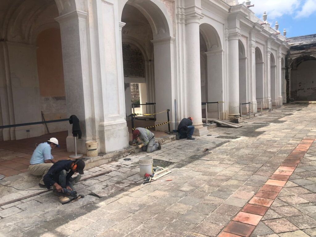 una foto del patio exterior del Patronato