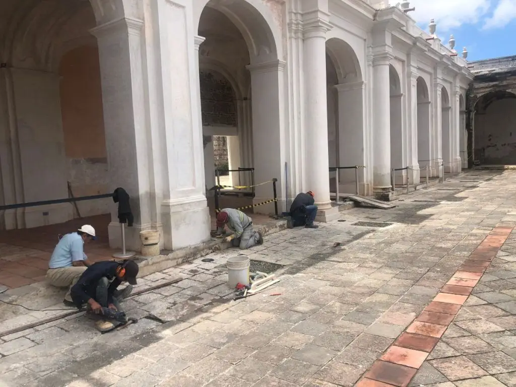 una foto del patio exterior del Patronato