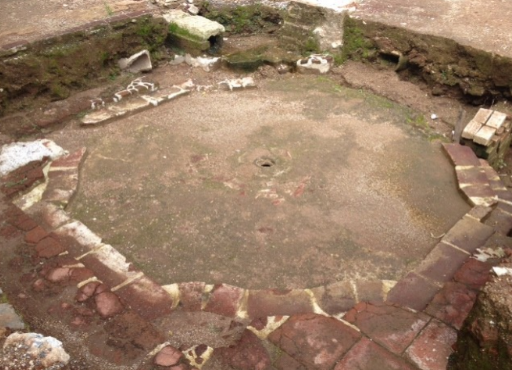 Fotos en primer plano del proceso de restauración en El Patronato