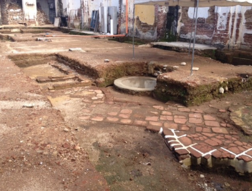 Fotos en primer plano del proceso de restauración en El Patronato