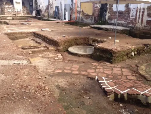 Fotos en primer plano del proceso de restauración en El Patronato