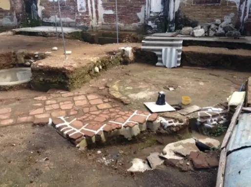 Fotos en primer plano del proceso de restauración en El Patronato