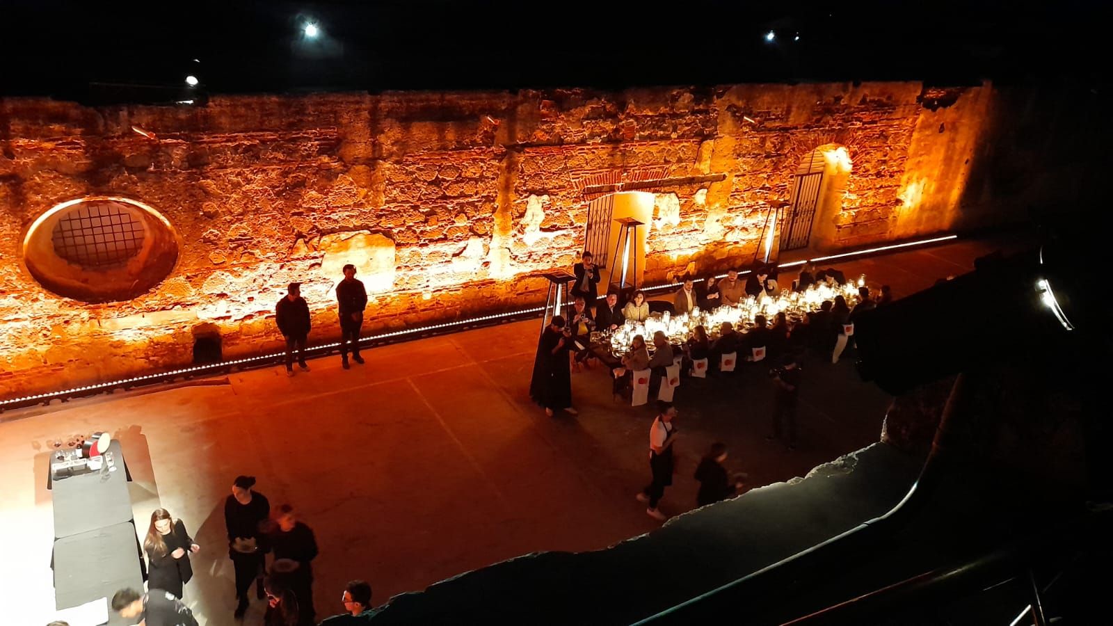 Un grupo de personas participando en un evento artístico y cultural en el Patronato