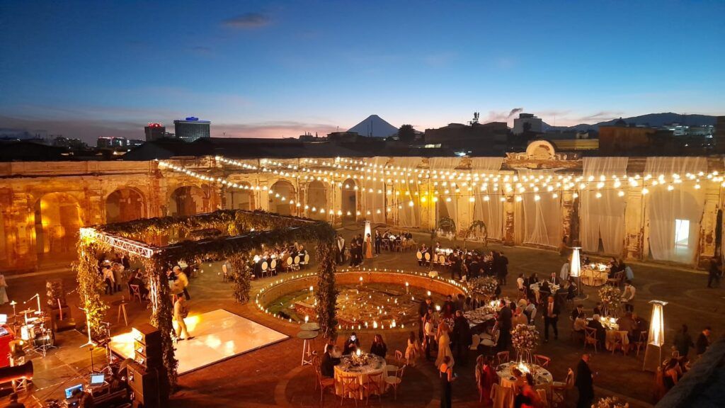 Una vista aérea del patio central de El Patonato que alberga un evento cultural