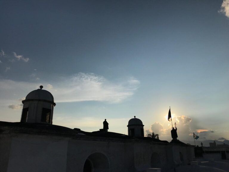 Silueta del edificio del Centro Cultural Patronato mientras brilla el cielo nocturno
