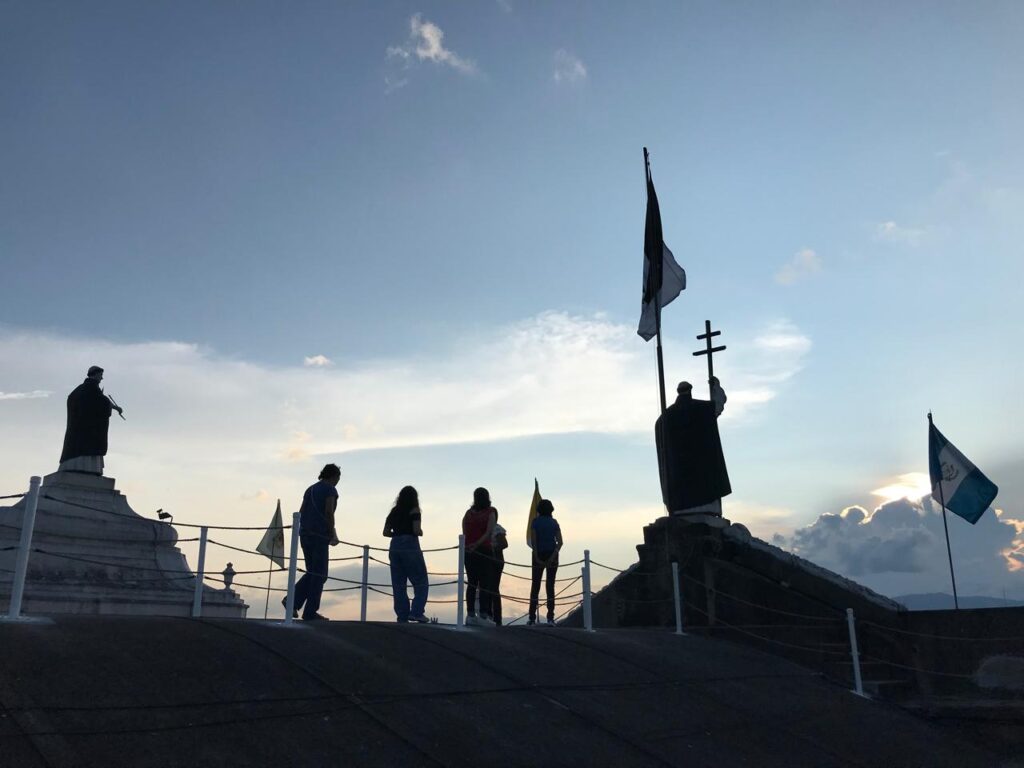 Un grupo de personas que se unen en El Patronato