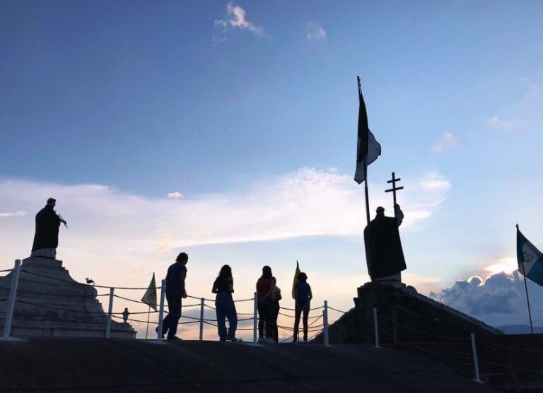 silueta de gente en el Patronato