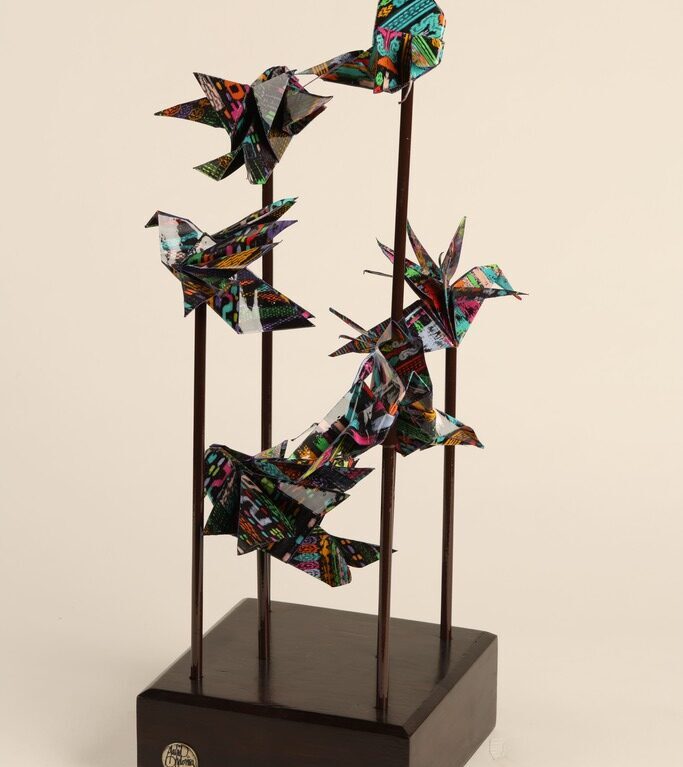 Composición escultórica de seis pajaritas de origami