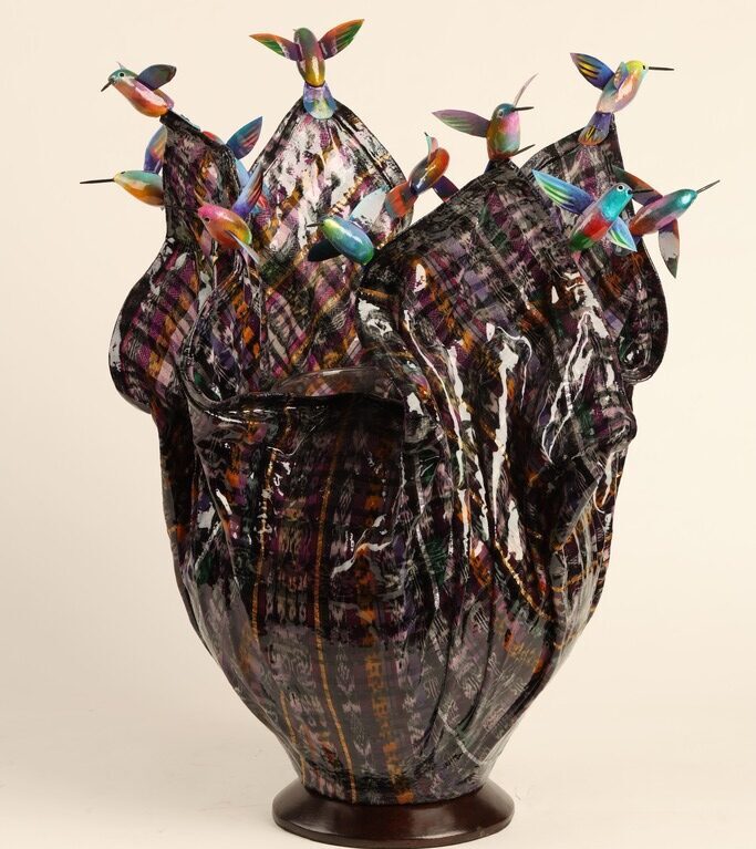 Florero de jaspes morados decorado con colibríes